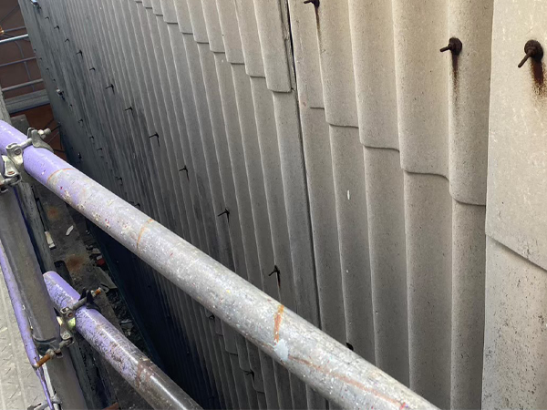 建物の外壁として使用されているアスベスト含有波板スレート。一定の大きさに分けられた幾つものスレートが波を縦にして規則正しく取り付けられている。