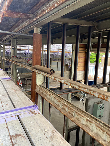 外壁の波板スレートを全て取り外し躯体だけとなった倉庫