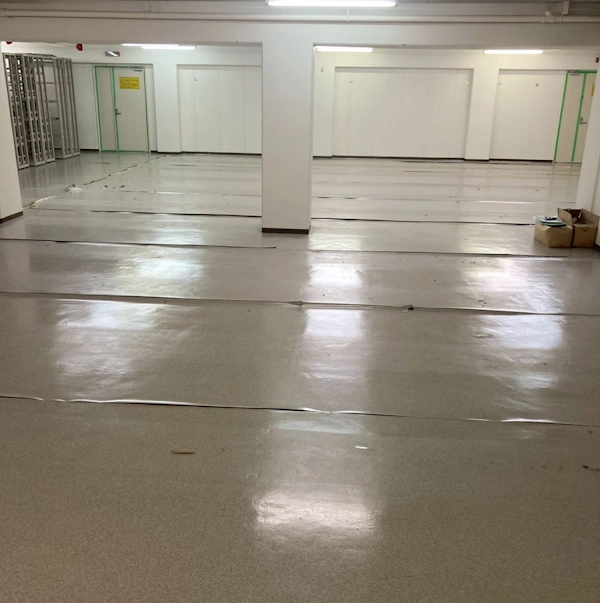 改修工事が行われる前の建物の室内。つるつるした質感の床