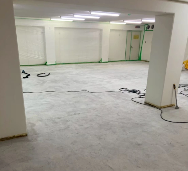 アスベストが含まれている床の接着剤の研磨除去が完了した後の様子