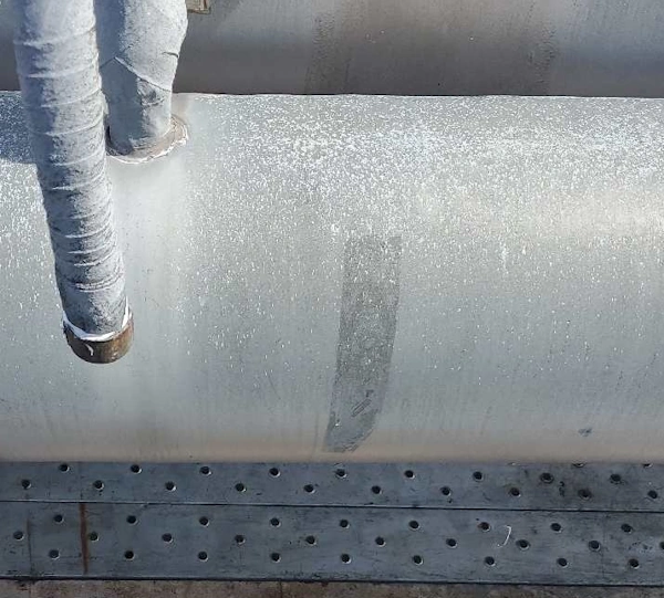 大型プラントの配管に使われているアスベスト含有の保温材を撤去する様子