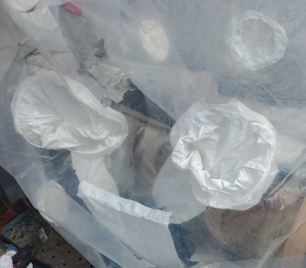 大型プラントの配管アスベスト除去の様子