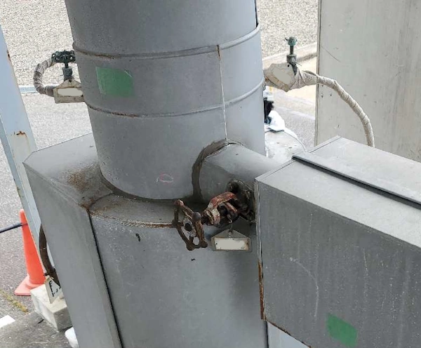 大型プラントのバルブに使われているアスベストを除去する様子