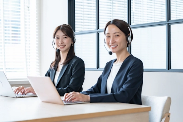 受付が、お客様からご依頼を受ける様子