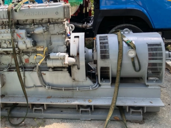 富山でポンプのアスベスト部品を除去。ポンプの機械が外に運び出されている