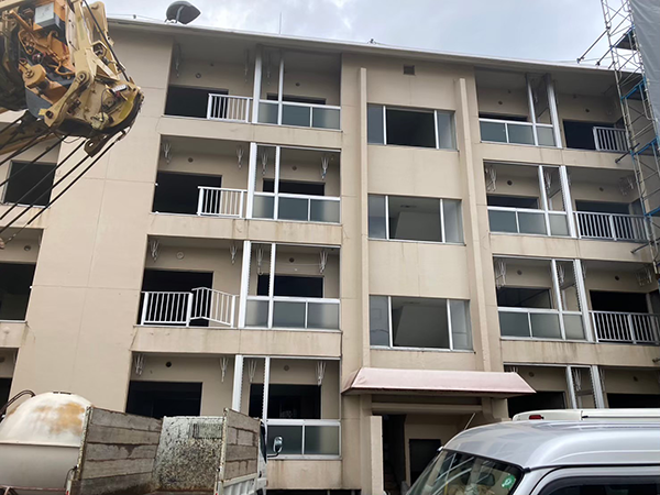 アスベスト建材が使用されている解体予定のアパートの外観