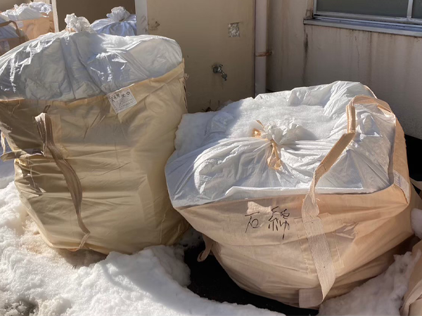 積雪とアスベスト含有セメント板が入ったフレコン