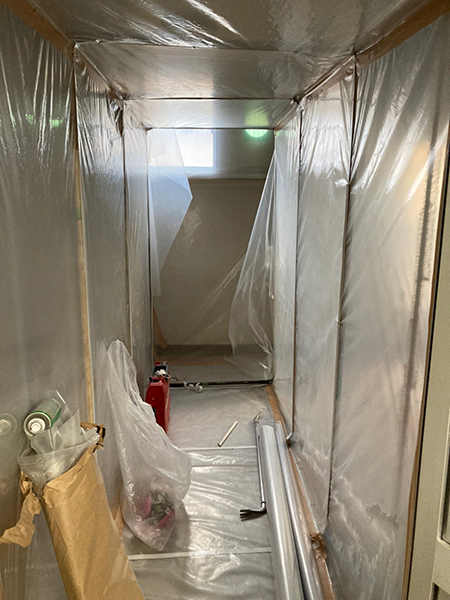 アスベスト除去工事の為に隔離養生シートが壁等に貼られている