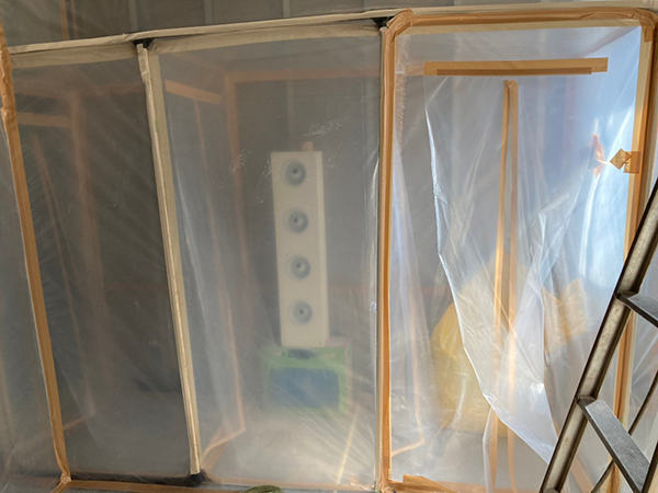 縦長方形の部屋が3つ並列したセキュリティゾーンと、その中央内部に設置されたエアシャワー