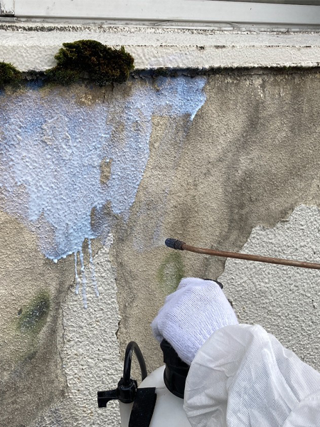 アスベスト塗材除去後、噴霧器で飛散防止剤を散布している様子