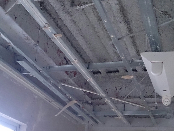 吹き付けアスベスト封じ込め処理後の吹き付けアスベスト