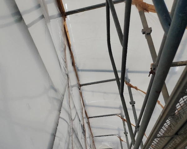 アスベスト粉塵の飛散を防ぐための隔離養生の様子。