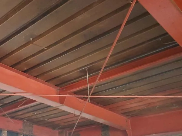 作業完了後の天井。鉄骨を覆っていた吹き付けアスベストが全て落とされている