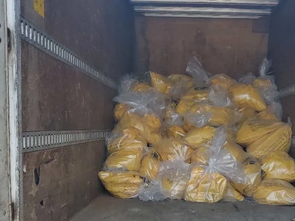 トラックの中に、アスベストが詰まった袋が載せられている。安全のため全て二重梱包されている