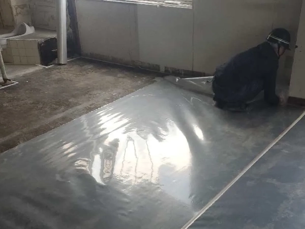 レベル1アスベス現場で養生作業中。一重目のシートを設置中