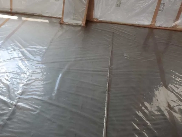 レベル1アスベス現場で養生作業中。二重目のシートを設置完了