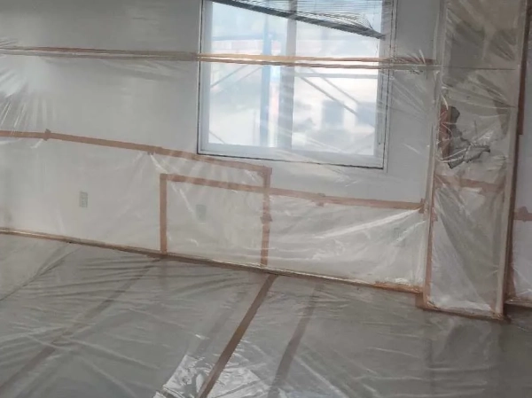 壁床養生後の写真。シートが2重以上に重ねられて、隙間なく仕上がっている。