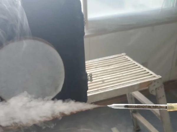 スモークテスト中の写真　。機械から白煙を発生させ空気の流れを見ている