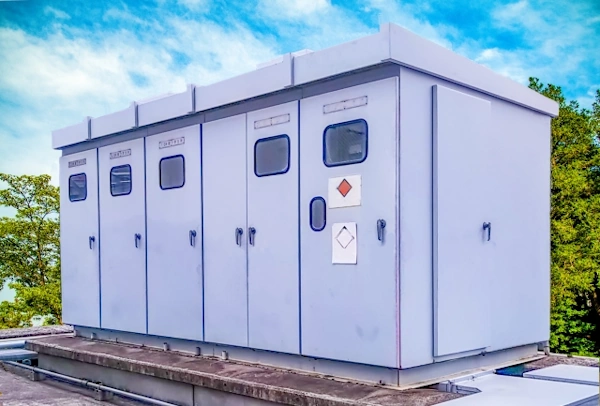 屋外に設置された薄いグレーのキュービクル