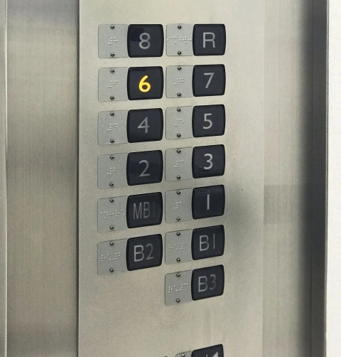 エレベーター操作パネルの写真。６階のボタンが点灯している