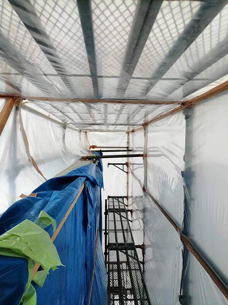 アスベスト工事の為に隔離養生で密閉された現場。養生シートで徹底隔離されている