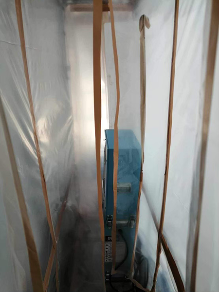 セキュリティゾーン。シートで作られたカーテン越しにエアシャワーが設置されている。