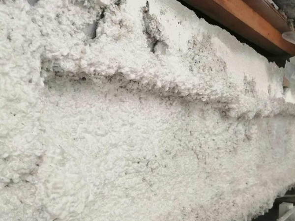 封じ込め工事で固化された吹き付けアスベストのアップ写真。