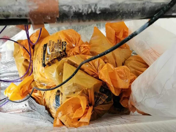 廃石綿が入った廃棄袋。