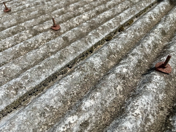 アスベスト含有の疑いがある、ストレート屋根