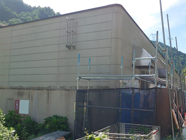 長方形の建物の角を、水平に写した写真。