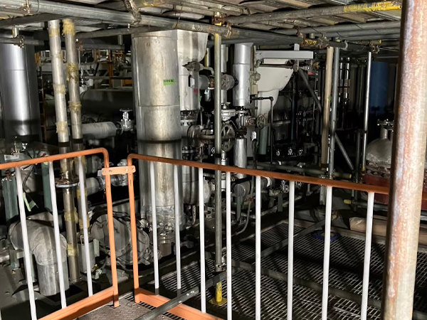 配管が立ち並ぶ機械室。複数の配管が並んでいる