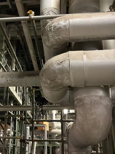 規則正しく、様々な方向に曲がりくねった配管の数々。