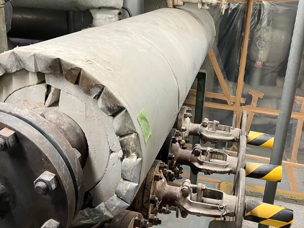 管→保温材→ラッキングの順に施工されている配管。