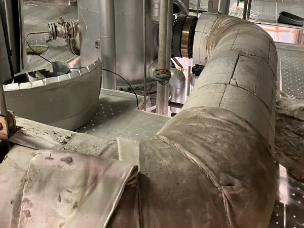 ラッキングを外し、保温材が現れた配管。