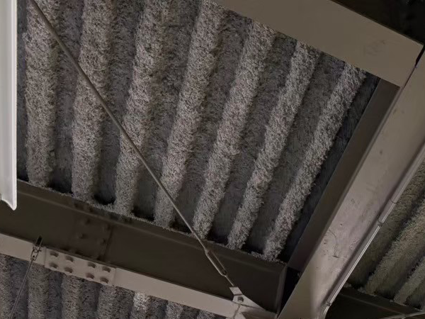 建物の天井前面に施工された吹き付けアスベスト