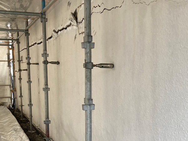 水平にひび割れた建物の外壁。