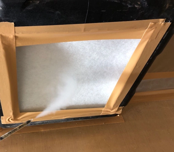 富山のアスベスト業者、エイキが、負圧除塵装置でスモークテストをしている様子