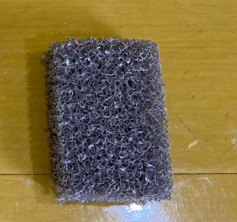 アスベスト除去工事で使用する不織布で作られたたわし。
