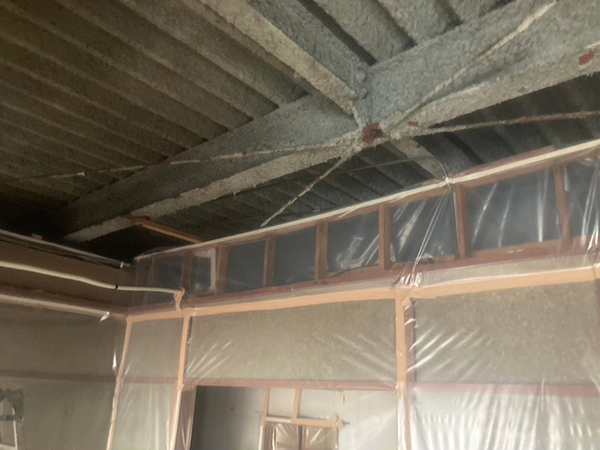 吹き付けアスベストが、屋根裏と鉄骨梁に施工されている3。