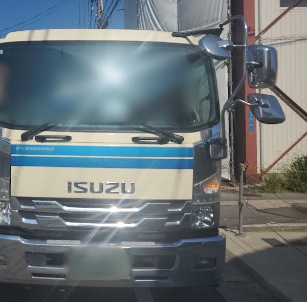 道に留まっているトラック
