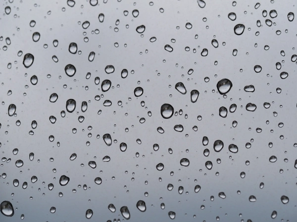 窓に雨粒がついている様子