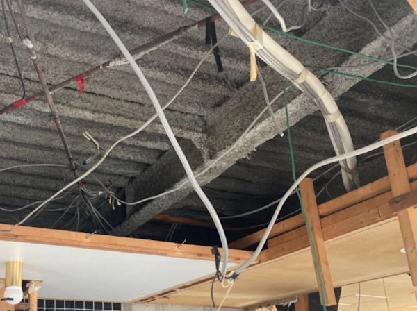 富山の建物の天井の吹き付けアスベストとぶら下がる配線