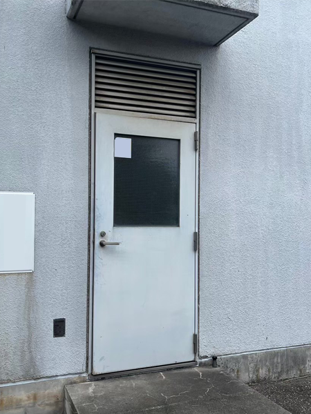 外壁アスベスト塗材除去前の片開きドア。