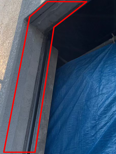 外壁アスベスト塗材除去後のシャッターの上の部分。