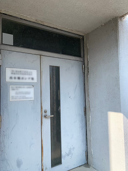 外壁アスベスト塗材除去後の親子ドア。