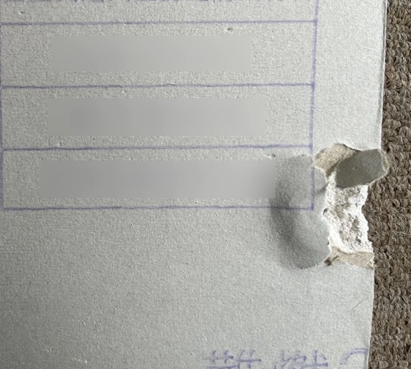 アスベスト調査で、サンプリング採取をしている様子