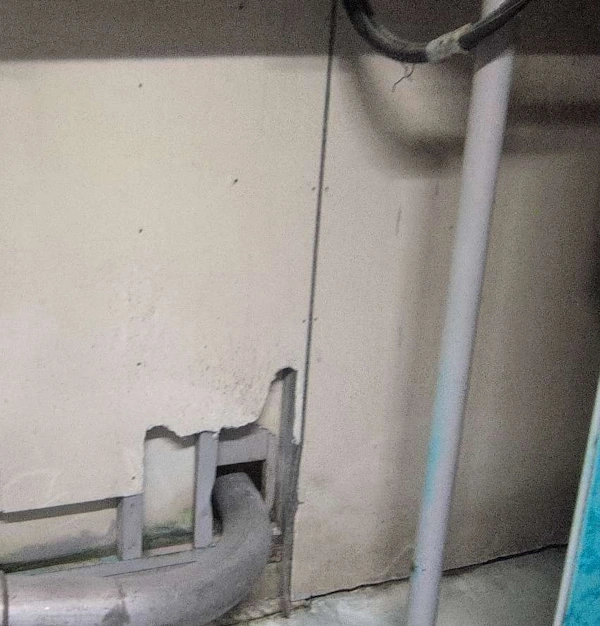 石綿含有の成型板を撤去するところ。