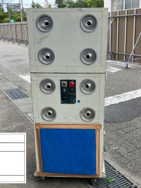 ノズルが8つあるエアシャワーが屋外に置かれている状態。