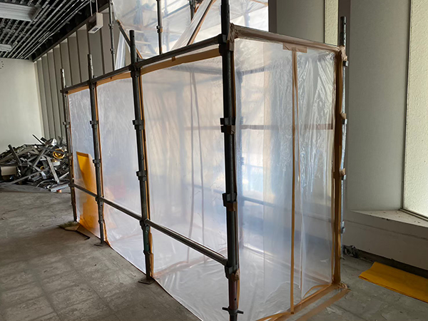 パオプとシートで組み立てられた、一人分の高さの長方形のセキュリティゾーンで、3つの部屋に分けられている。