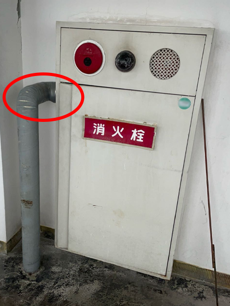 消火栓ボックスの隣に配管が接続されている。